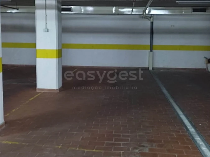 Garagem para Venda em São Domingos de Benfica Foto 14