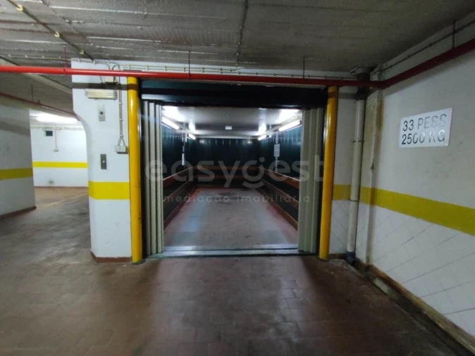 Garagem para Venda em São Domingos de Benfica Foto 8