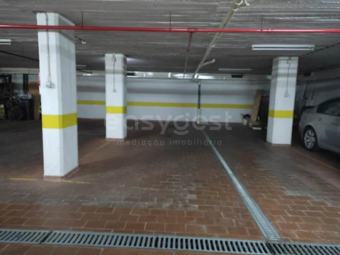 Garagem para Venda em São Domingos de Benfica Foto 11