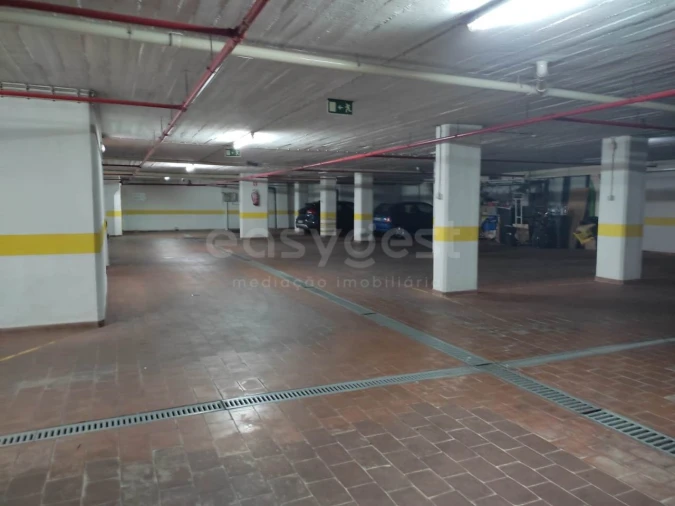 Garagem para Venda em São Domingos de Benfica Foto 12