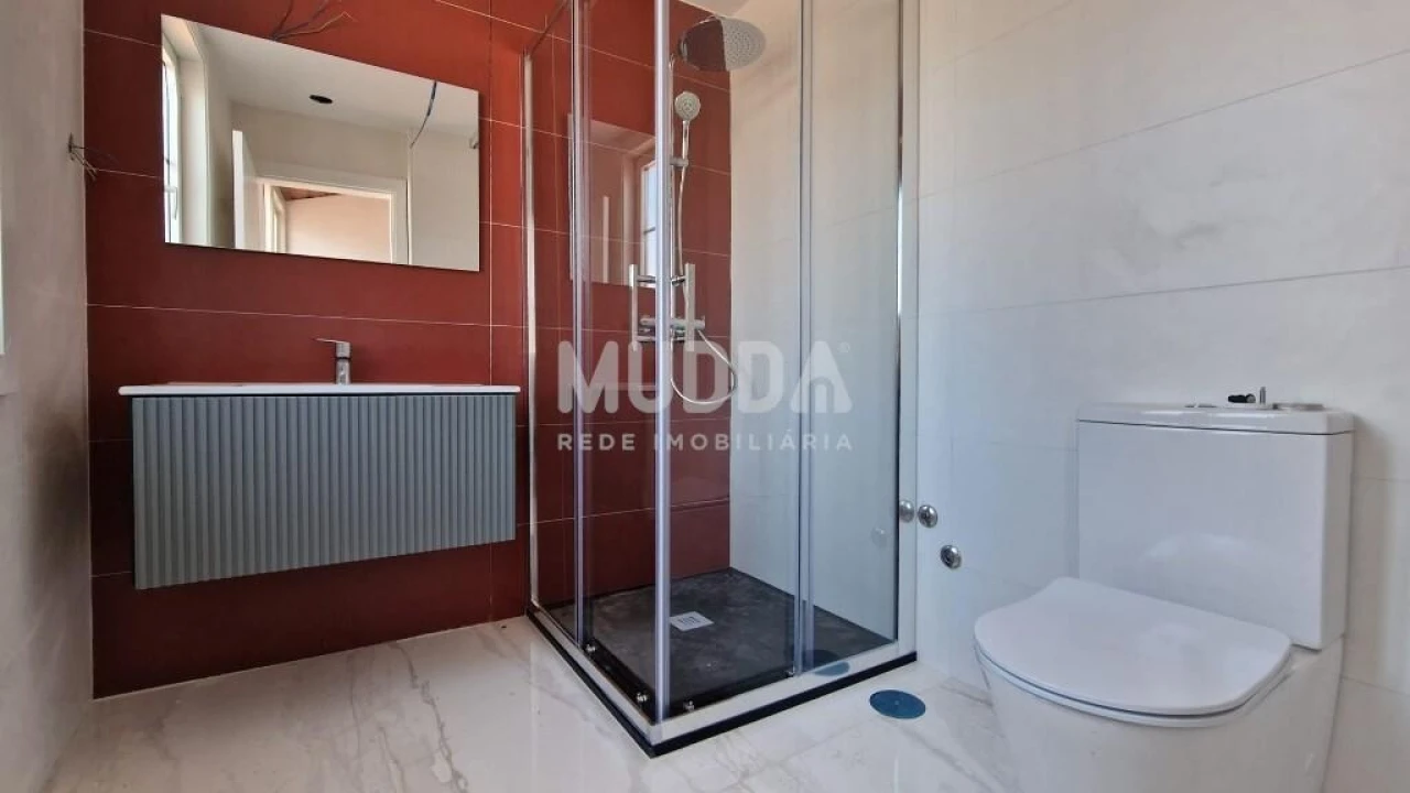 Prédio para Venda em Sé, Santa Maria e Meixedo Foto 2