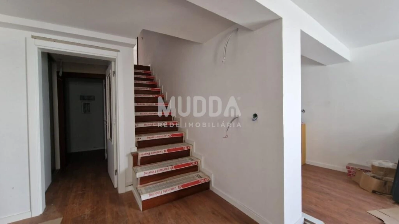 Prédio para Venda em Sé, Santa Maria e Meixedo Foto 6