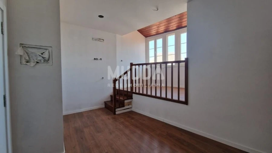 Prédio para Venda em Sé, Santa Maria e Meixedo