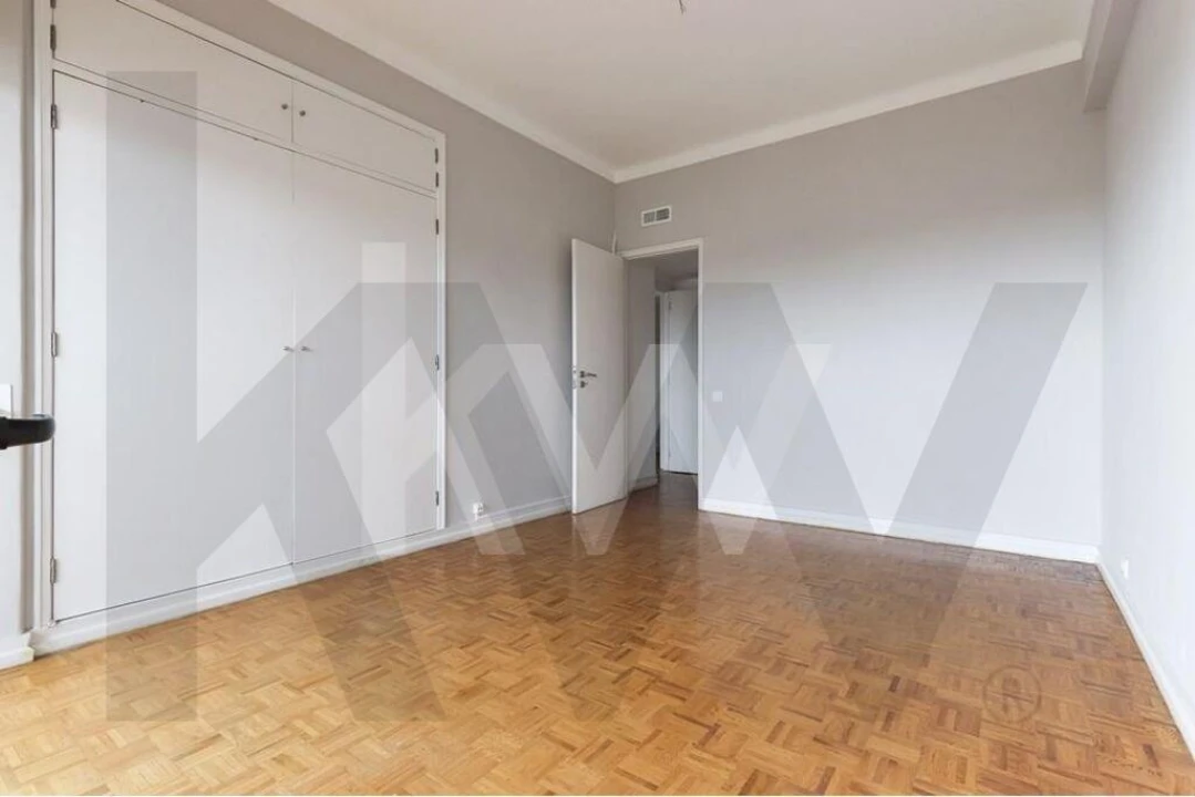 Apartamento T4 para Arrendamento em Alvalade Foto 17