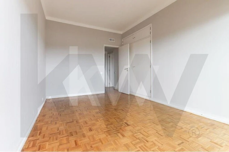 Apartamento T4 para Arrendamento em Alvalade Foto 12