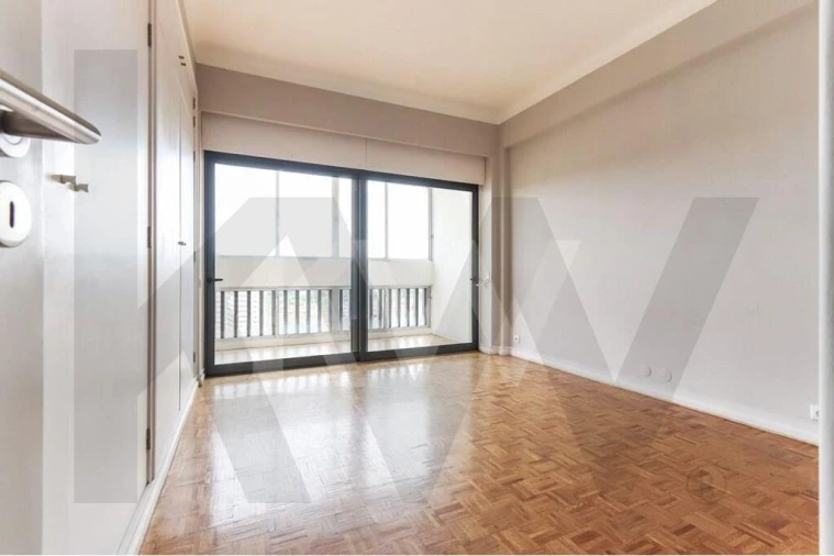 Apartamento T4 para Arrendamento em Alvalade Foto 9