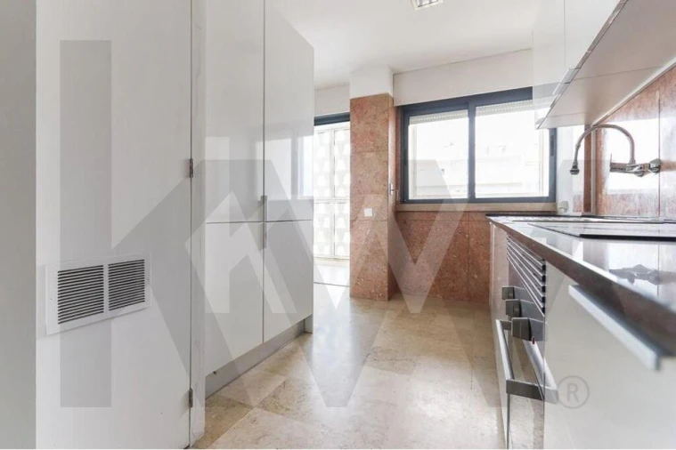 Apartamento T4 para Arrendamento em Alvalade Foto 32