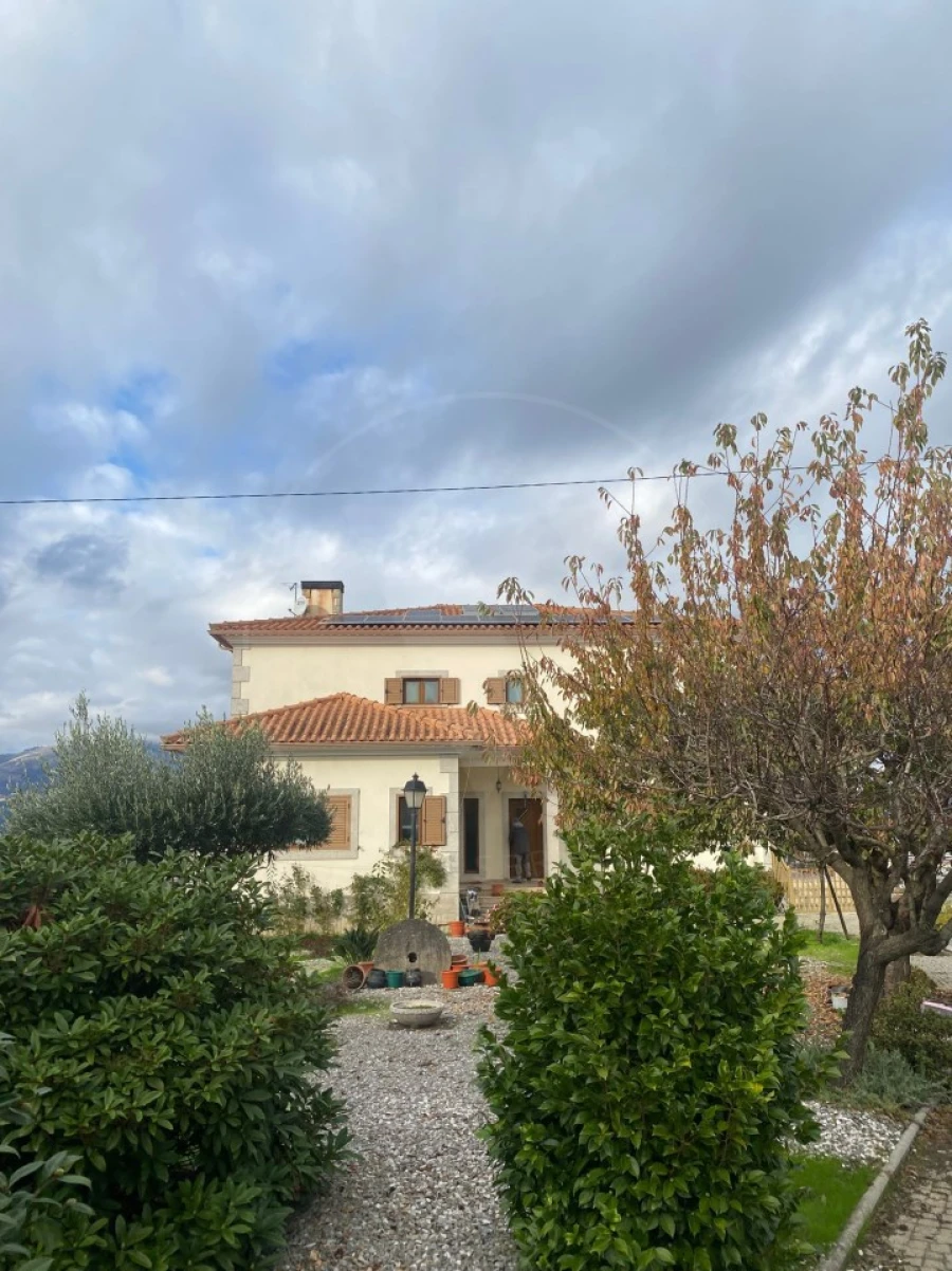 Moradia T5 para Venda em Nogueira e Ermida