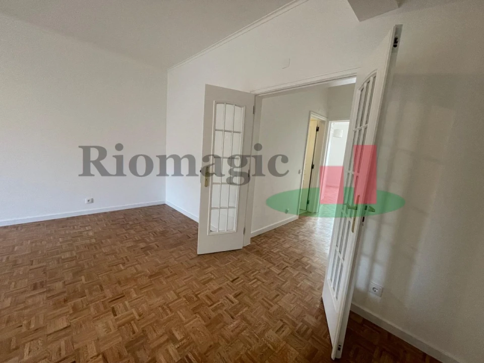 Apartamento T2 para Arrendamento em Santo António Foto 5