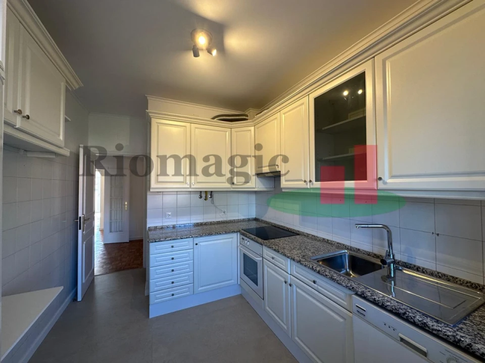 Apartamento T2 para Arrendamento em Santo António Foto 8