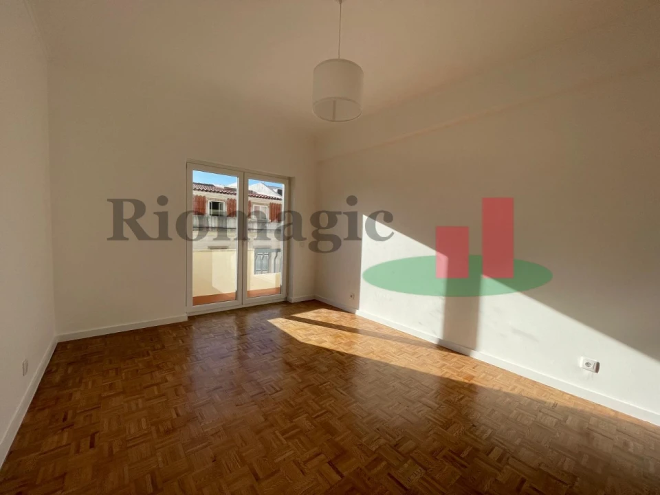 Apartamento T2 para Arrendamento em Santo António Foto 12