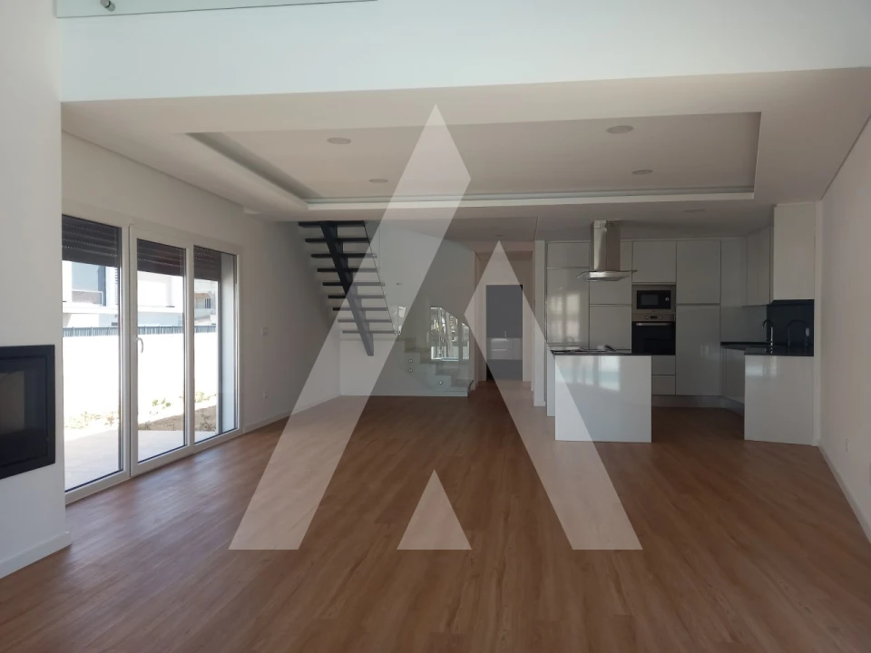 Moradia T4 para Venda em Fernao Ferro Foto 1