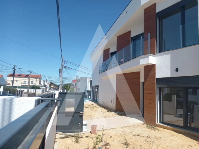 Moradia T4 para Venda em Fernao Ferro Foto 28