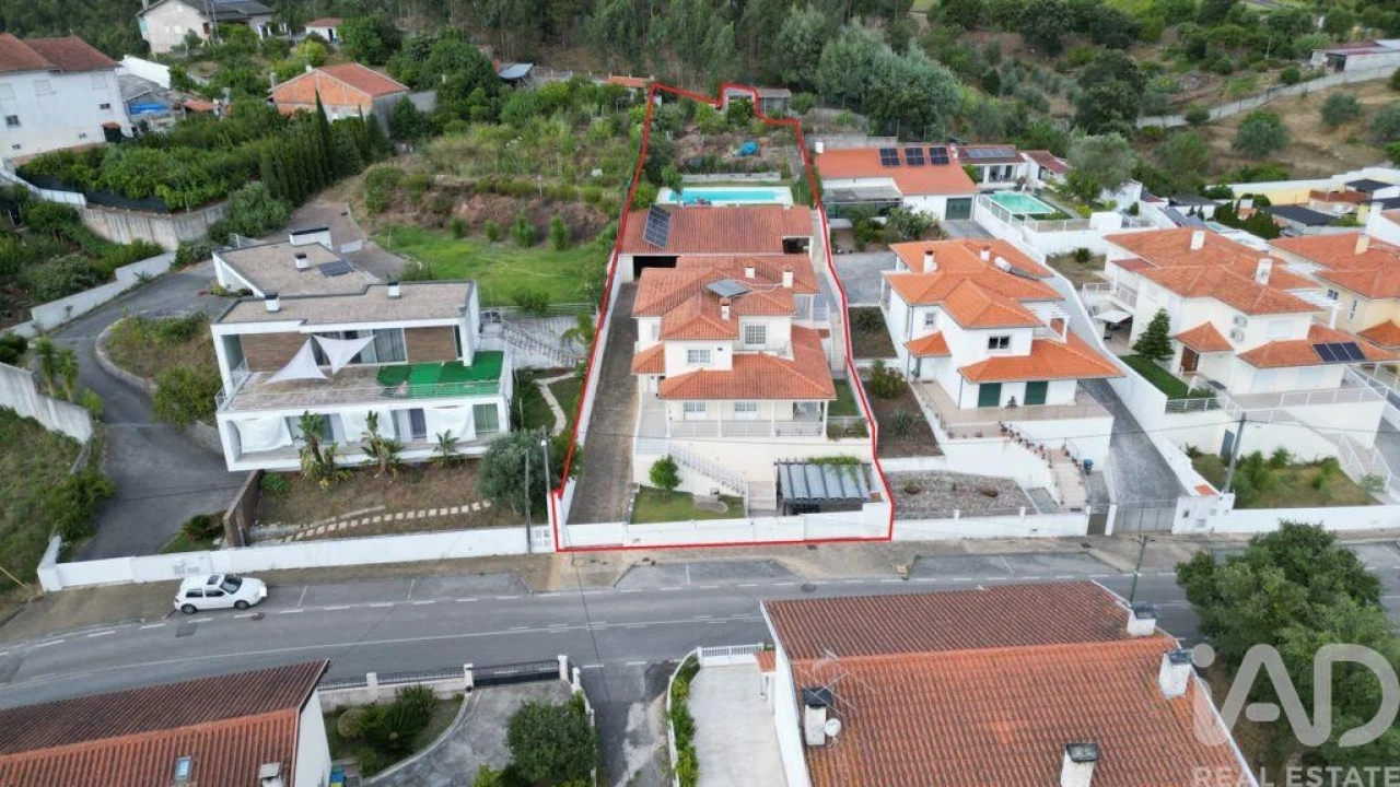 Moradia T4 para Venda em Sé Nova, Santa Cruz, Almedina e São Bartolomeu Foto 1