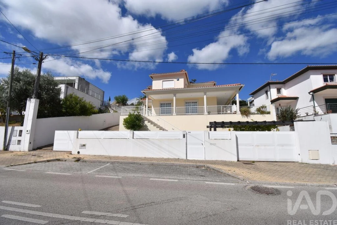Moradia T4 para Venda em Sé Nova, Santa Cruz, Almedina e São Bartolomeu Foto 2