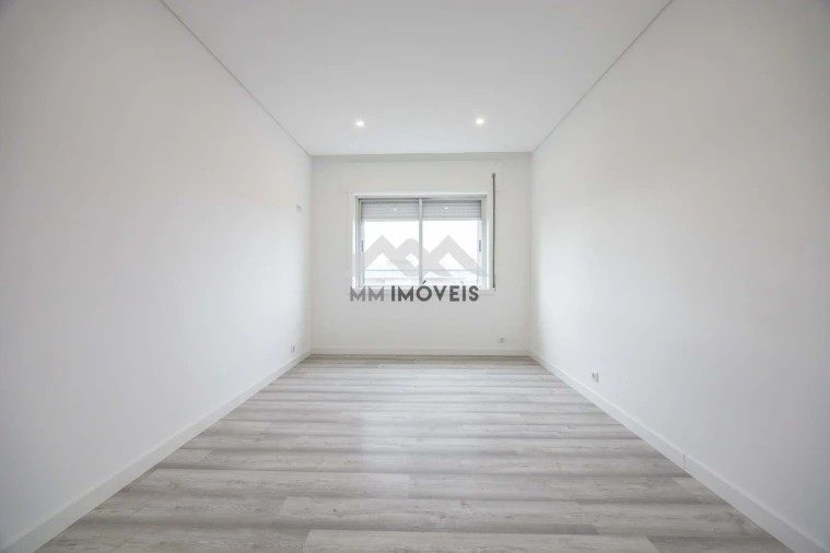 Apartamento T4 para Venda em Santa Marinha Foto 29