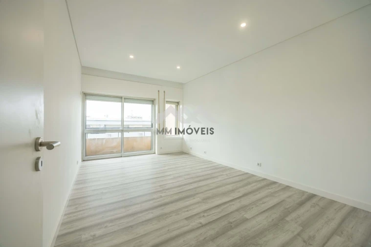 Apartamento T4 para Venda em Santa Marinha Foto 7