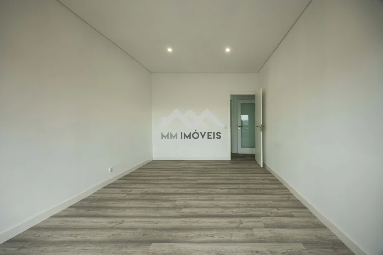 Apartamento T4 para Venda em Santa Marinha Foto 6