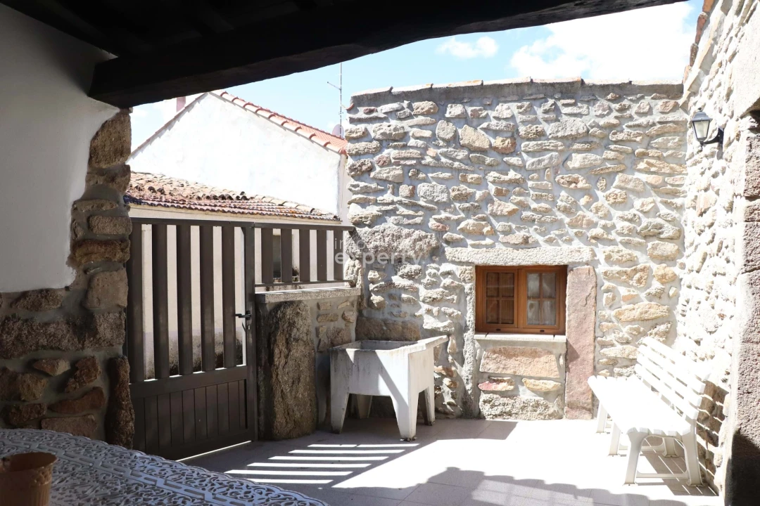 Moradia T2 para Venda em São Pedro de Rio Seco Foto 8