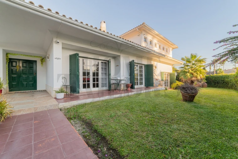 Moradia T5 para Venda em Corroios