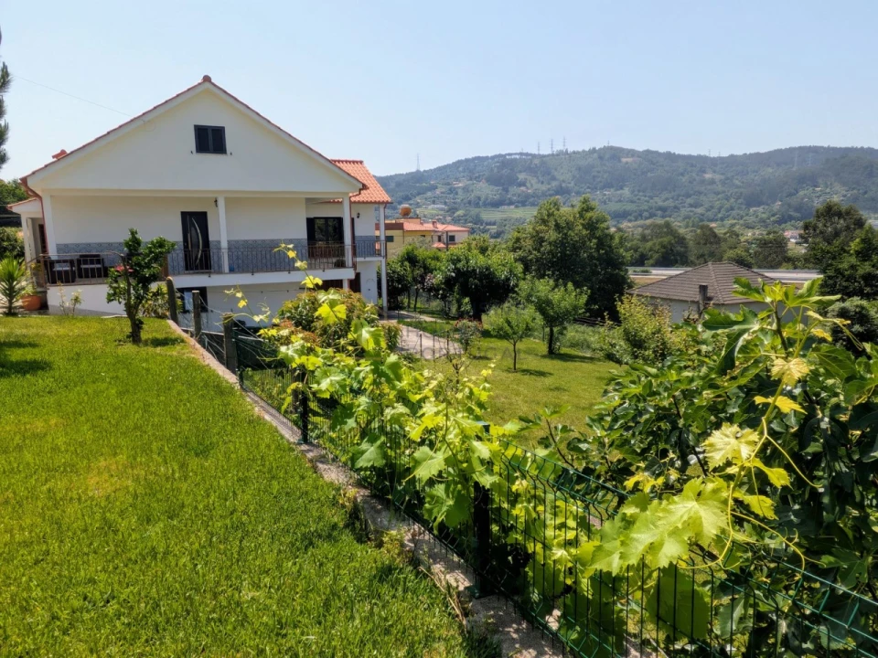 Moradia T5 para Arrendamento em Rebordões (Souto) Foto 9