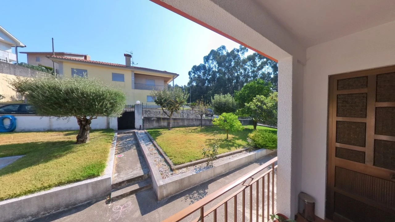 Moradia T5 para Arrendamento em Rebordões (Souto) Foto 60