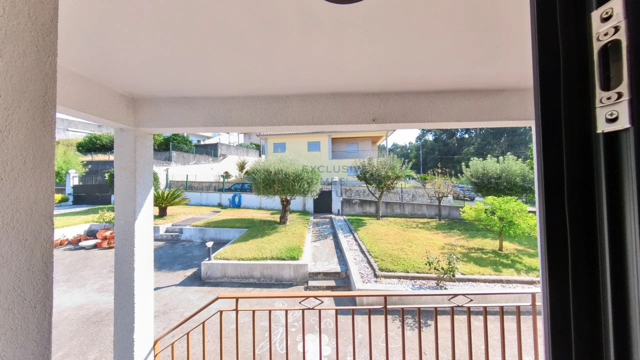 Moradia T5 para Arrendamento em Rebordões (Souto) Foto 56