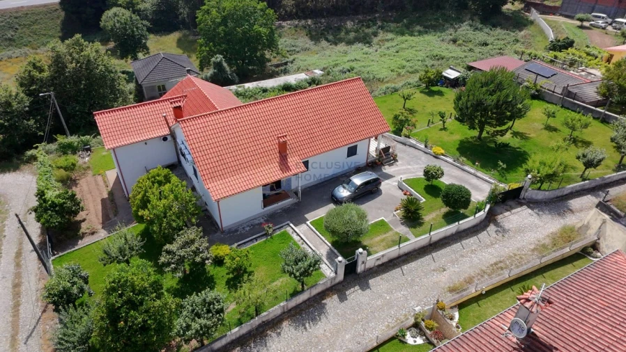 Moradia T5 para Arrendamento em Rebordões (Souto) Foto 2