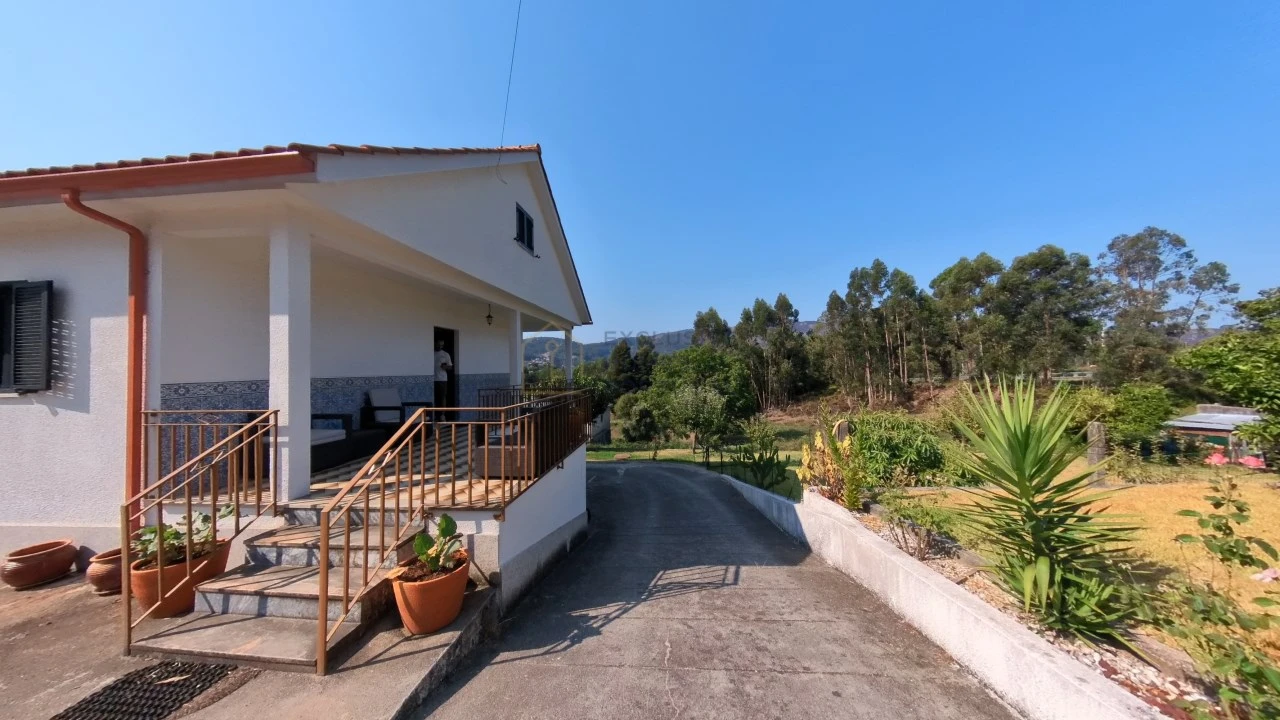 Moradia T5 para Arrendamento em Rebordões (Souto) Foto 41