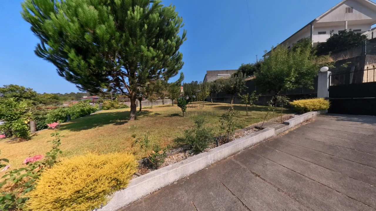 Moradia T5 para Arrendamento em Rebordões (Souto) Foto 42