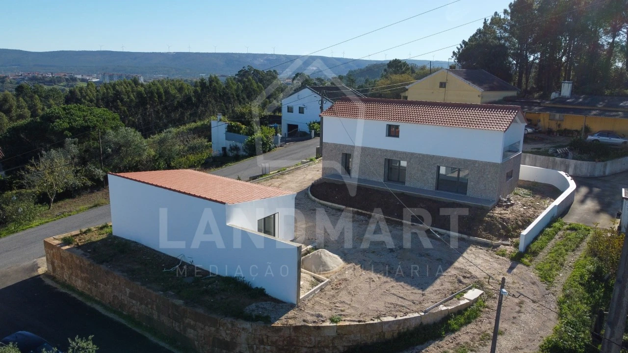 Moradia T3 para Venda em Turquel Foto 2