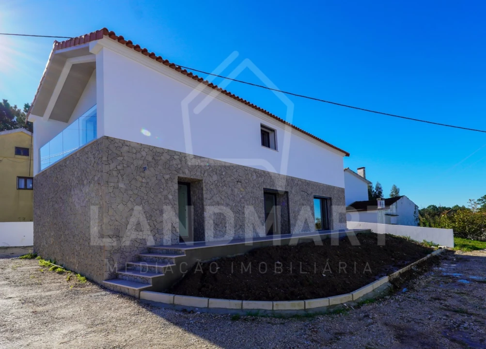 Moradia T3 para Venda em Turquel Foto 1