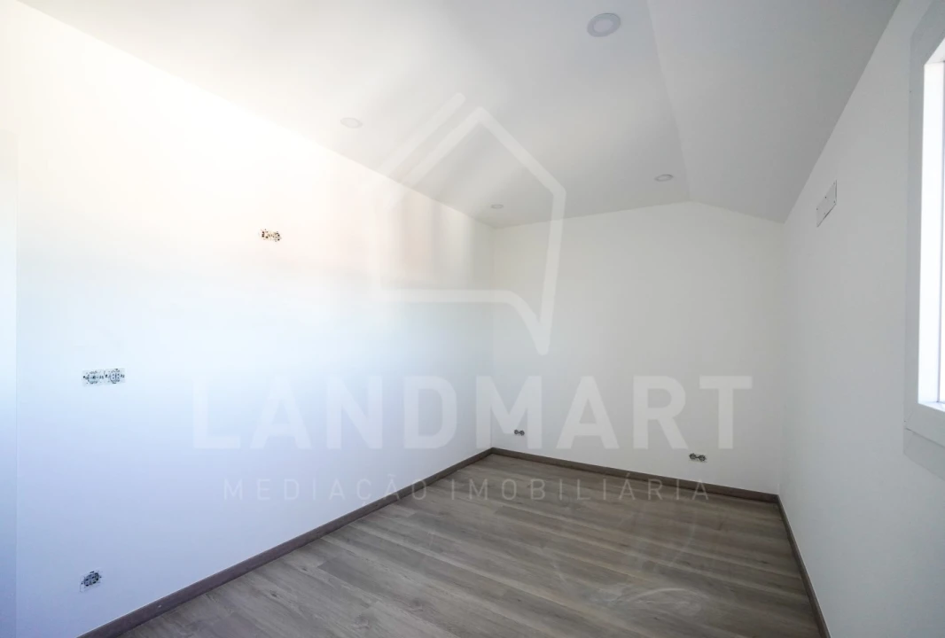 Moradia T3 para Venda em Turquel Foto 14