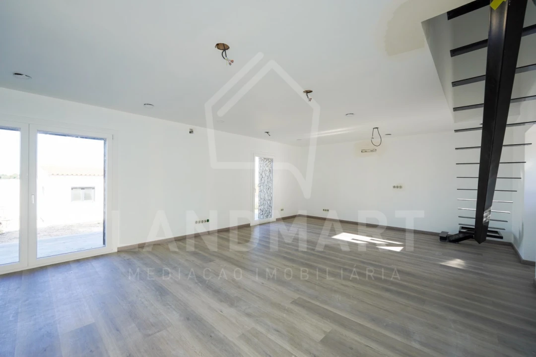 Moradia T3 para Venda em Turquel Foto 4