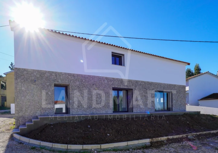 Moradia T3 para Venda em Turquel Foto 3