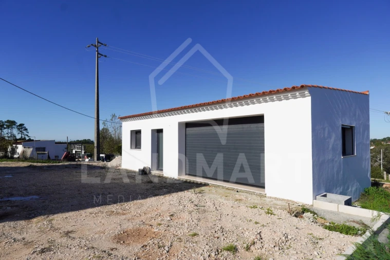 Moradia T3 para Venda em Turquel Foto 8