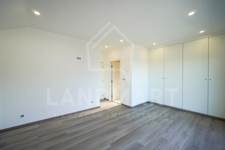 Moradia T3 para Venda em Turquel Foto 17