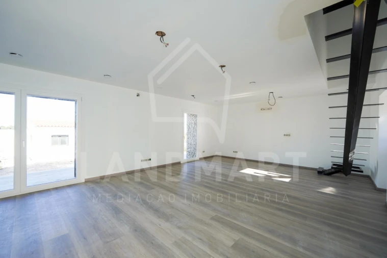 Moradia T3 para Venda em Turquel Foto 4