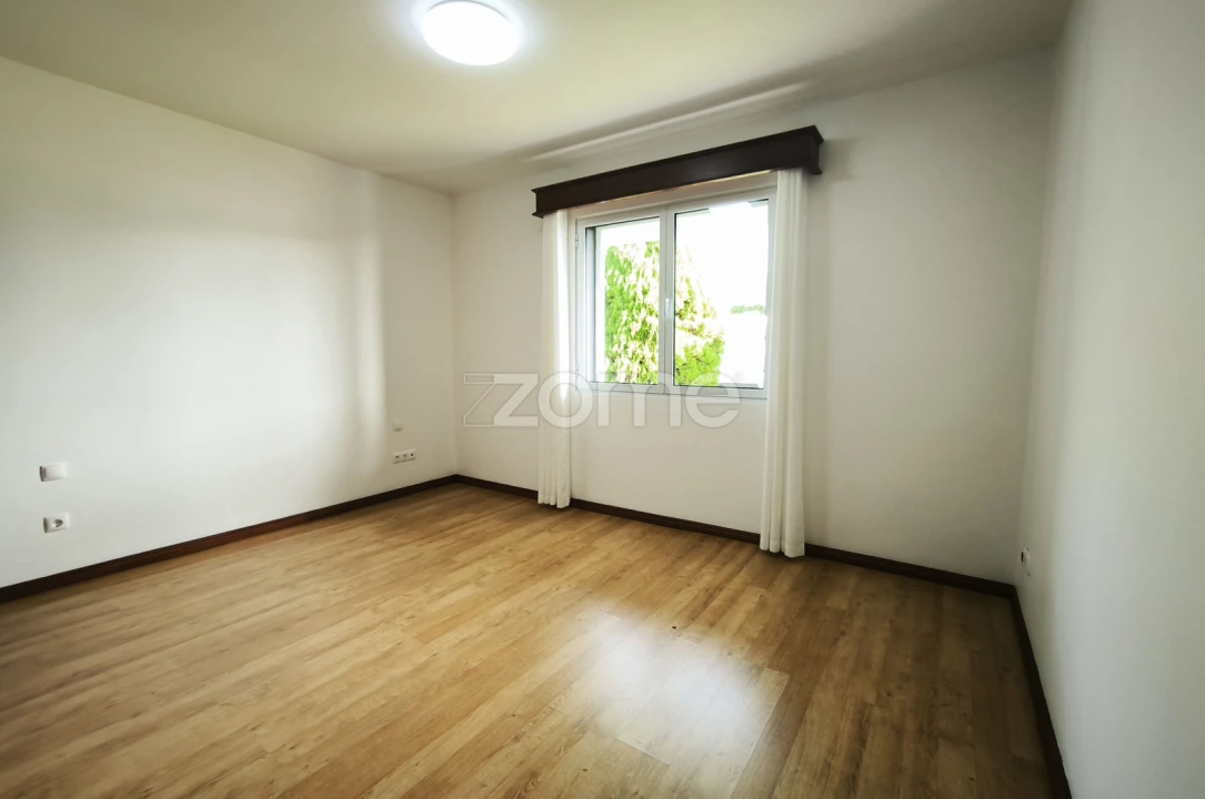 Moradia T6 para Venda em Nossa Senhora dos Remedios Foto 6