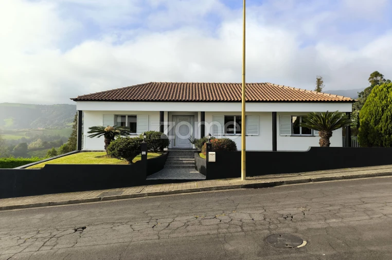 Moradia T6 para Venda em Nossa Senhora dos Remedios Foto 2