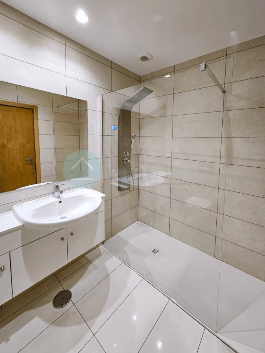 Apartamento T1 para Venda em Paranhos Foto 4