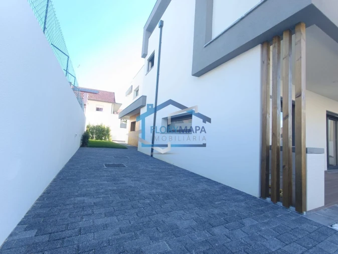 Moradia T4 para Venda em São Domingos de Rana Foto 9