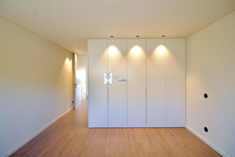 Moradia T4 para Venda em Requião Foto 22