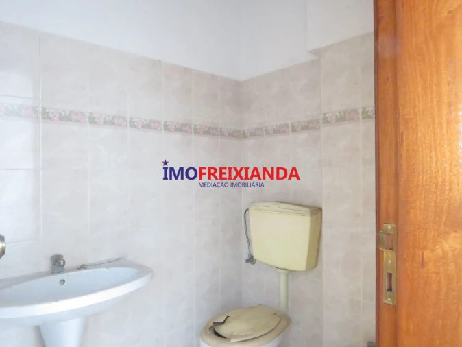 Loja para Venda em Freixianda, Ribeira do Fárrio e Formigais Foto 3