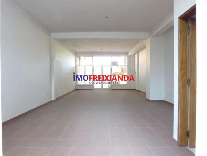 Loja para Venda em Freixianda, Ribeira do Fárrio e Formigais