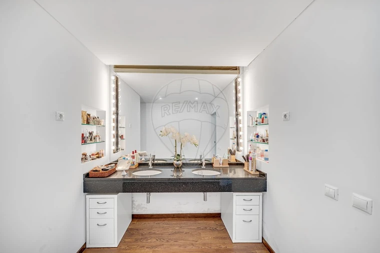 Moradia T5 para Venda em Fermentelos Foto 11