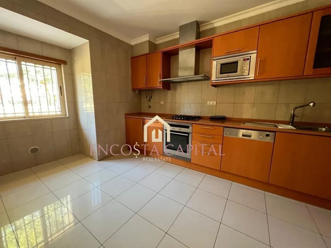 Moradia T4 para Venda em Quarteira Foto 5