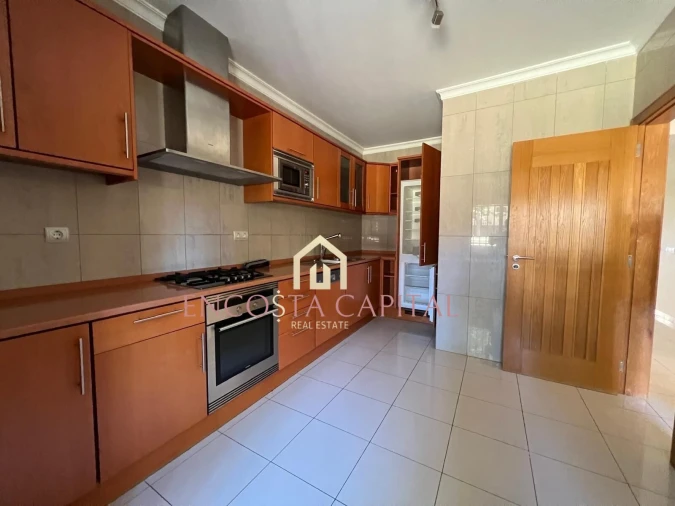 Moradia T4 para Venda em Quarteira Foto 6