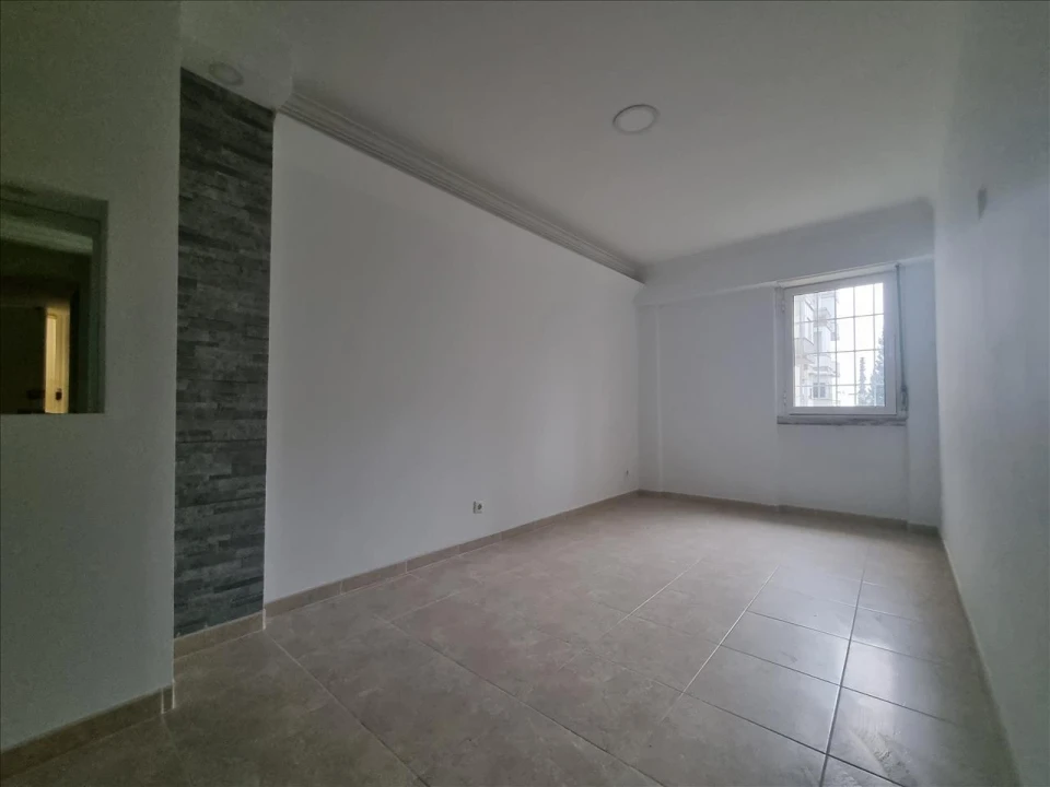 Apartamento T2 para Venda em Campolide Foto 2