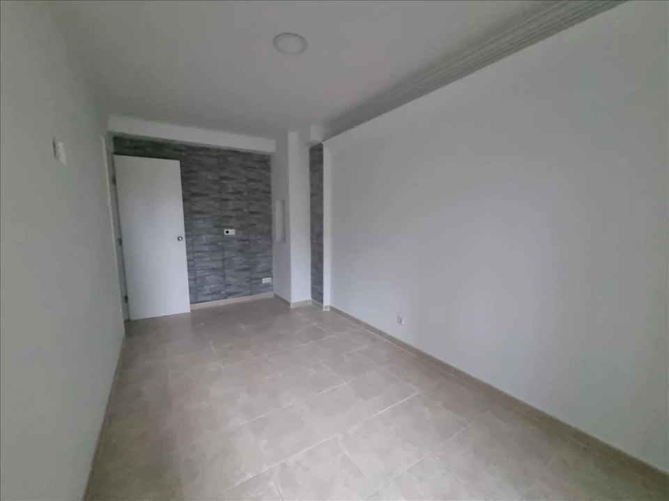 Apartamento T2 para Venda em Campolide Foto 3